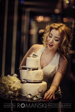 sesja ślubna w stylu marylin monroe, elegancki tort ślubny